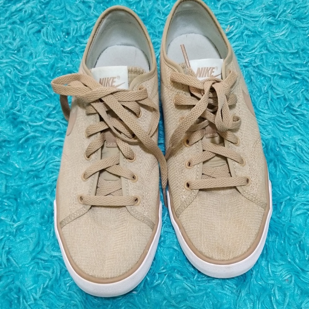 Nike tan sneaker size 7.5 women's